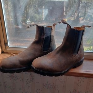 Women's original high top boot in rustic brown. Lightly worn.